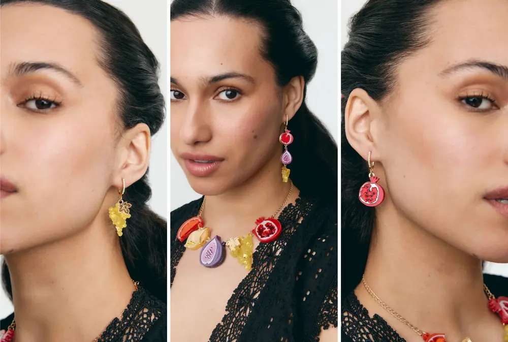 Joyas florales Kiwipomelo fotografiadas sobre tres modelos