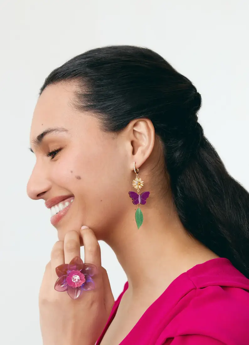 Modelo usando aros Flora de Kiwipomelo